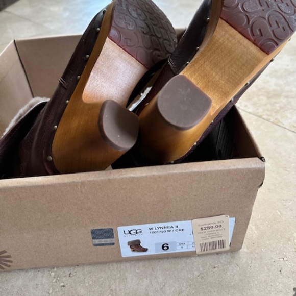 UGG AUSTRALIA LYNNEA II Leather Boots - Picture 6 of 6